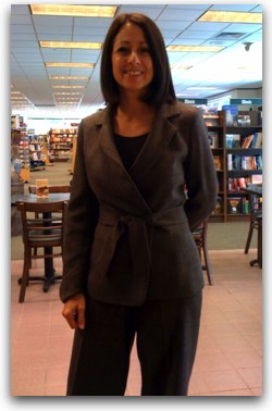 Susan_Diamond_at_bookstore-mobile_office