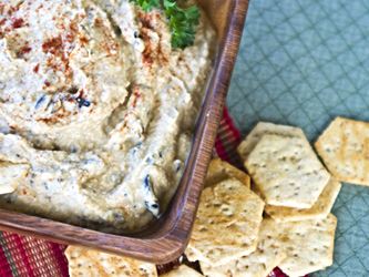 Hummus and pita chips