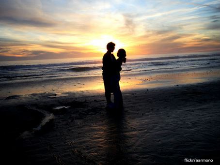 Couple at Beach / Flickr / Aarmono