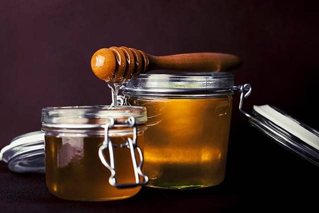 Beneficios de tomar agua con miel